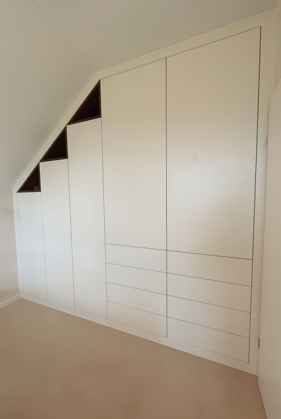 Maßgefertigter Einbauschrank unter einer Dachschräge – schlichtes, raumeffizientes Design – Schreinerei Hofmann Bamberg