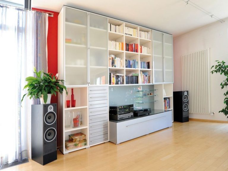 Zeitlose Wohnwand mit offenen und geschlossenen Fächern, Glasvitrine und Hi-Fi-Anlage – Schreinerei Hofmann Bamberg