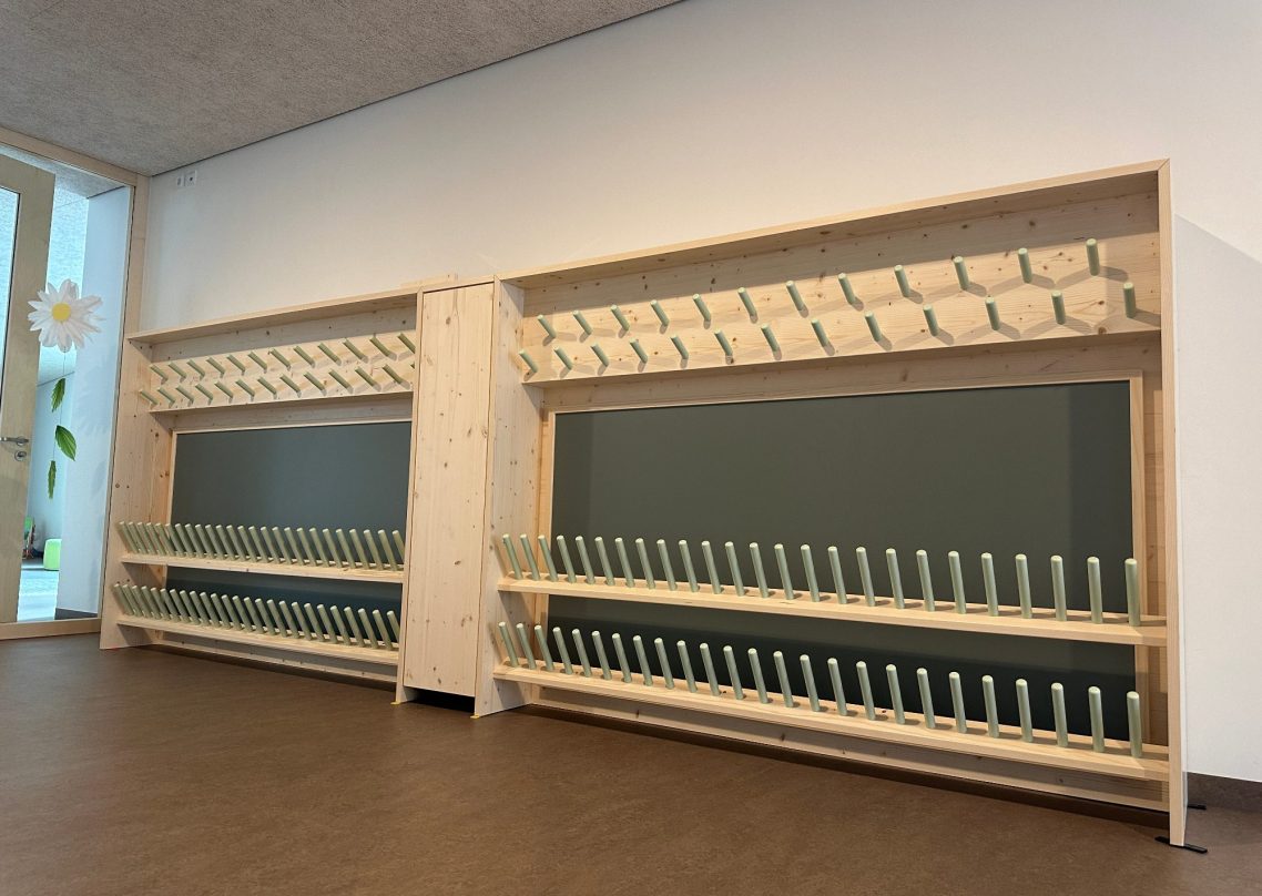 Matsch-Garderobe Kindergarten – Schreinerei Hofmann Bamberg Matsch-Garderobe aus robusten Fichte-Dreischichtplatten mit Stiefelhaltern und Trockenbereichen – Schreinerei Hofmann Bamberg