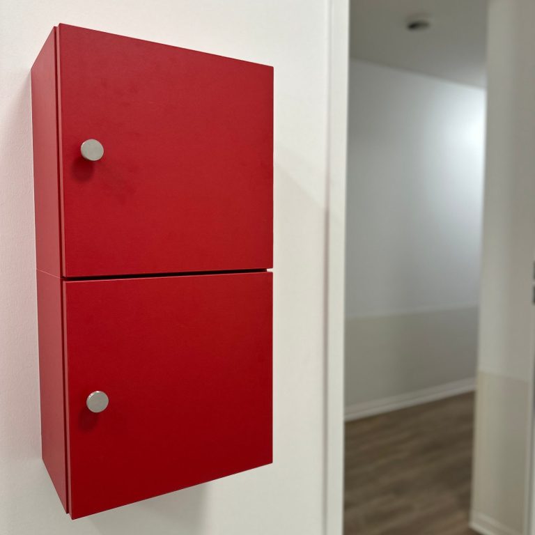 Badregale mit HPL-Beschichtung, Gehrungsverarbeitung und kontrastreichen Farben für Demenz-WG in Buckenhof – Schreinerei Hofmann Bamberg