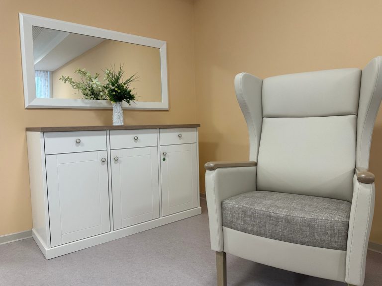 Sideboard mit weiß lackiertem Korpus, Fronten und HPL-Deckelplatte in Holzoptik – Schreinerei Hofmann Bamberg
