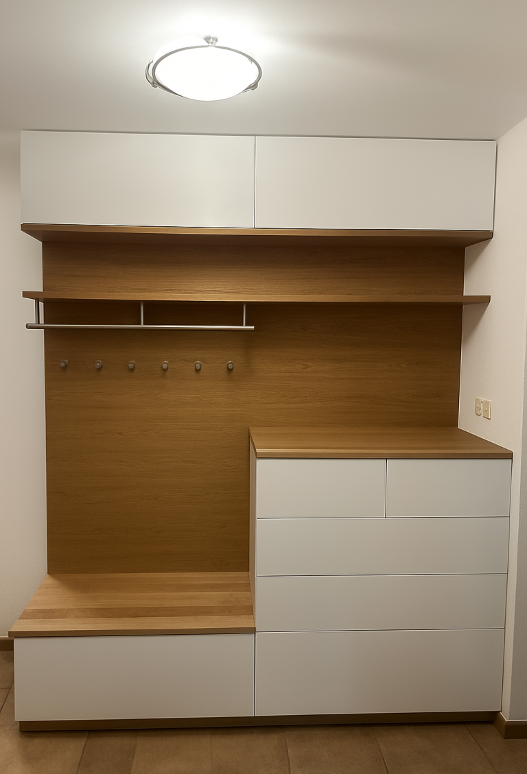 Moderne Garderobe - Schreinerei Hofmann Bamberg Modernes Garderobenmöbel mit geölter Eiche, polierter Eichenrückwand und weißen Fenix-Oberflächen – Schreinerei Hofmann Bamberg