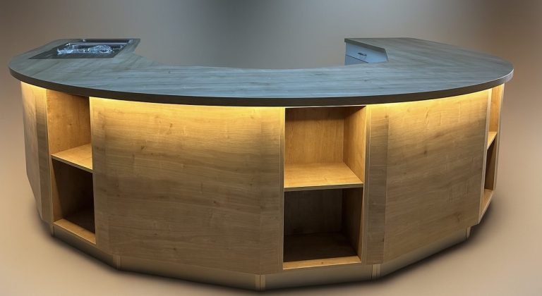 Halbrunde Cafeteria-Theke mit HPL-beschichteter Eiche und LED-Beleuchtung – Schreinerei Hofmann Bamberg