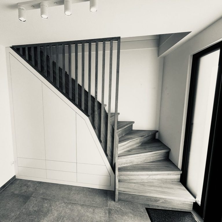 Treppe mit Einbauschrank – Schreinerei Hofmann Bamberg Maßgefertigte Treppe mit integriertem Einbauschrank und Holzgeländer – Schreinerei Hofmann Bamberg