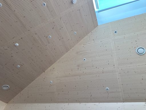 Maßgefertigtes Garderobendach aus Akustiklochplatten in Fichte-Dreischicht – Schreinerei Hofmann Bamberg