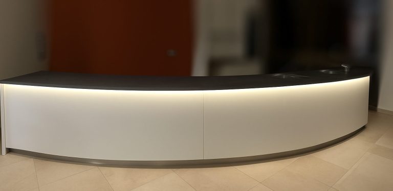 Geschwungene Cafeteria-Theke mit LED-Beleuchtung und hochwertiger Oberfläche – Schreinerei Hofmann Bamberg