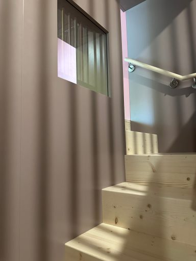 Holztreppe im Spielmöbel für Kindergarten, kombiniert mit Sichtfenster und kindgerechtem Geländer – Schreinerei Hofmann Bamberg