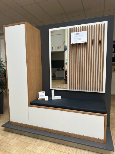 Moderne Garderobe mit Sitzbank, Spiegel und Holzdetails – Gesellenstück von Patrick Hofmann