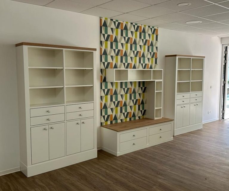 Bücherschrank mit weiß lackiertem Korpus und HPL-Deckelplatte in Holzoptik – Schreinerei Hofmann Bamberg