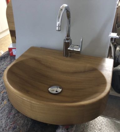 Individuell gefertigtes Holzwaschbecken aus unserer Werkstatt, präzise mit CNC-Technik bearbeitet – Schreinerei Hofmann Bamberg