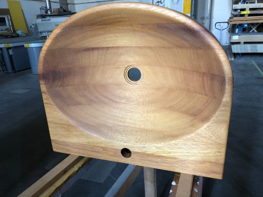 Individuell gefertigtes Holzwaschbecken aus unserer Werkstatt, präzise mit CNC-Technik bearbeitet – Schreinerei Hofmann Bamberg