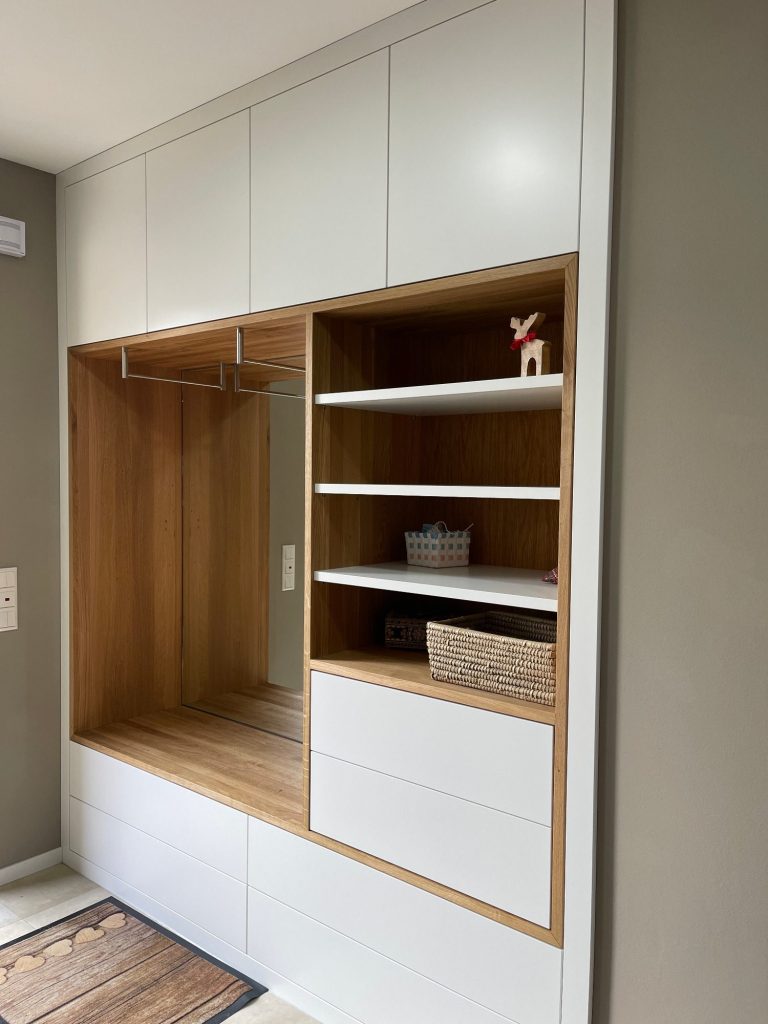 Garderobe Weiß & Eiche – Schreinerei Hofmann Bamberg Garderobe in Weiß und massiver geölter Eiche mit offenen Fächern, Schubkästen und Kleiderstangen – Schreinerei Hofmann Bamberg