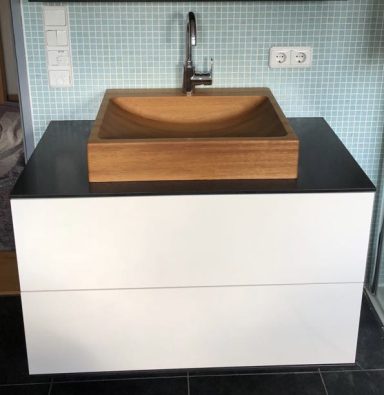 Individuell gefertigtes Holzwaschbecken aus unserer Werkstatt, präzise mit CNC-Technik bearbeitet – Schreinerei Hofmann Bamberg