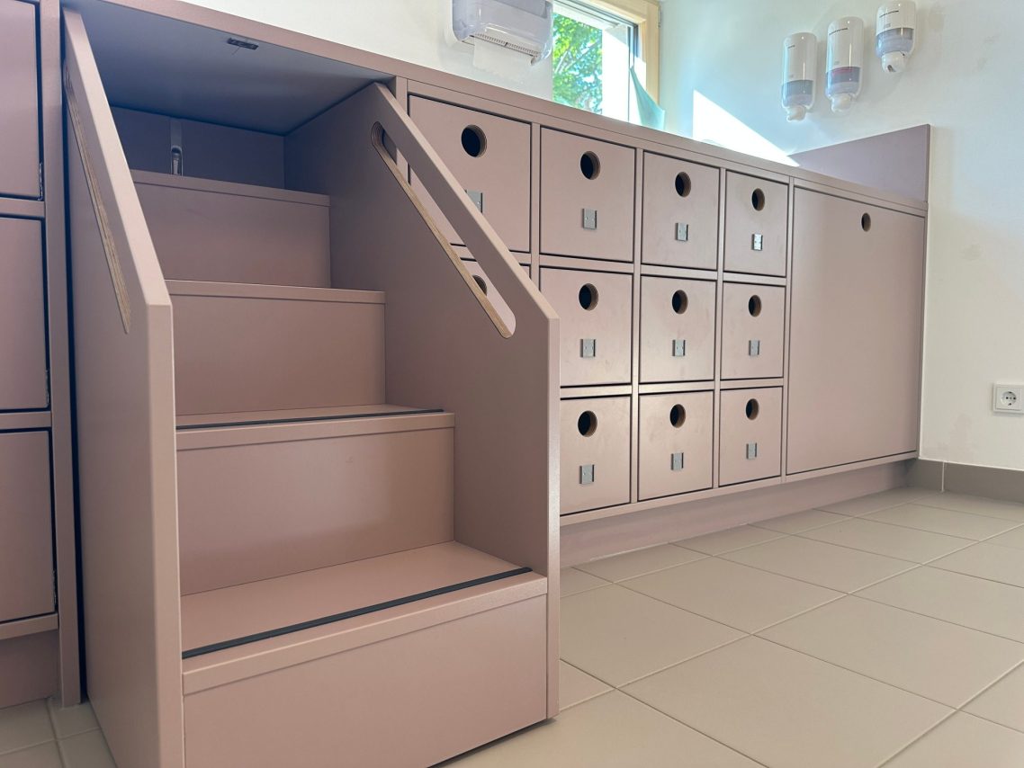 Wickeltisch Kindergarten – Schreinerei Hofmann Bamberg Maßgefertigter Wickeltisch mit ausziehbarer Treppe, Schubladen und Waschtisch – Schreinerei Hofmann Bamberg