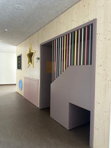 Maßgefertigtes Spielmöbel für Kindergarten mit bunten Stäben, Sternöffnung und Kriechtunnel – Schreinerei Hofmann Bamberg