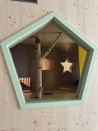 Pentagon-förmiges Fenster mit Netz, Blick auf Birkenstamm und Sternöffnung im Spielmöbel – Schreinerei Hofmann Bamberg
