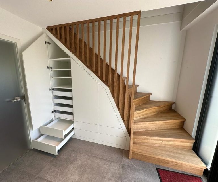 Eiche-Treppe geöffnet – Schreinerei Hofmann Bamberg Holztreppe aus Eiche mit geöffnetem Einbauschrank und weißen Schubkästen – Schreinerei Hofmann Bamberg