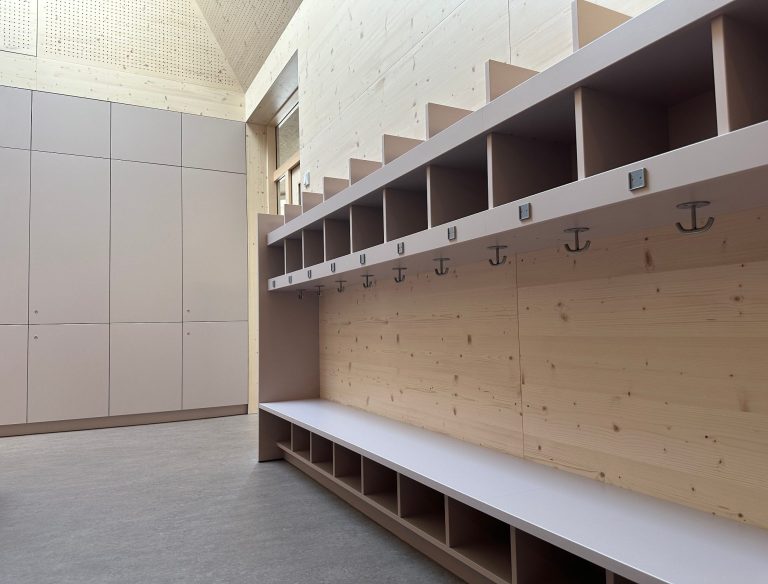 Kindergarten Garderobe – Schreinerei Hofmann Bamberg Kindergarten-Garderobe mit offenen Fächern, Haken und robuster HPL-Beschichtung – Schreinerei Hofmann Bamberg