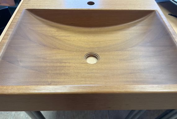 Individuell gefertigtes Holzwaschbecken aus unserer Werkstatt, präzise mit CNC-Technik bearbeitet – Schreinerei Hofmann Bamberg