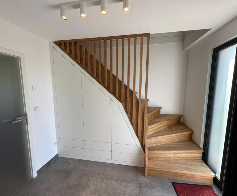 Eiche-Treppe geschlossen – Schreinerei Hofmann Bamberg Holztreppe aus Eiche mit integriertem, geschlossenem Einbauschrank – Schreinerei Hofmann Bamberg