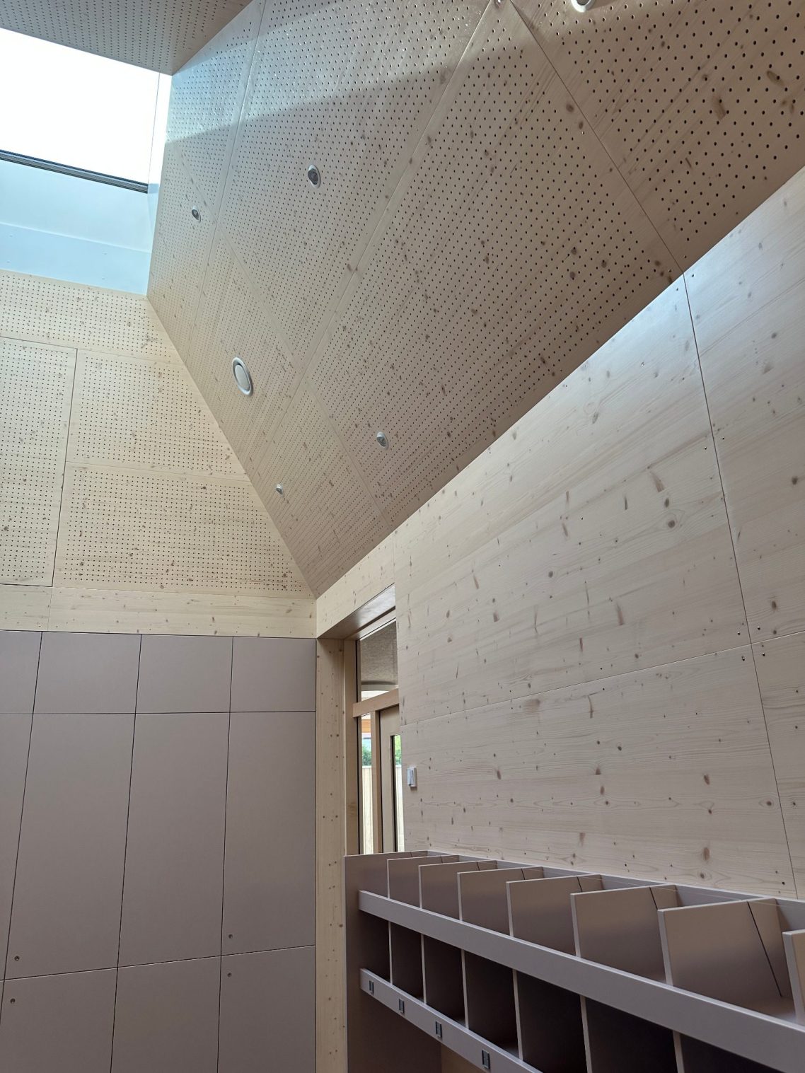 Akustiklochplatten Garderobe – Schreinerei Hofmann Bamberg Maßgefertigtes Garderobendach aus Akustiklochplatten in Fichte-Dreischicht – Schreinerei Hofmann Bamberg